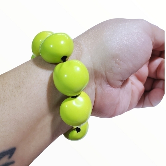 Hand painted Hawaiian Kukui Nut stretch elastic Bracelet apple green - Picture 4 of 8